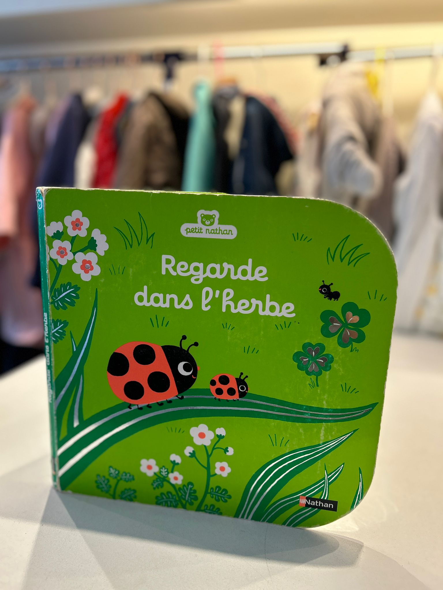 Livre enfant regarde dans l'herbe
